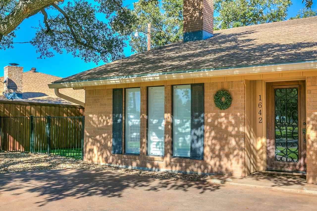 1642 La Villa Cir - Photo 3 of 33