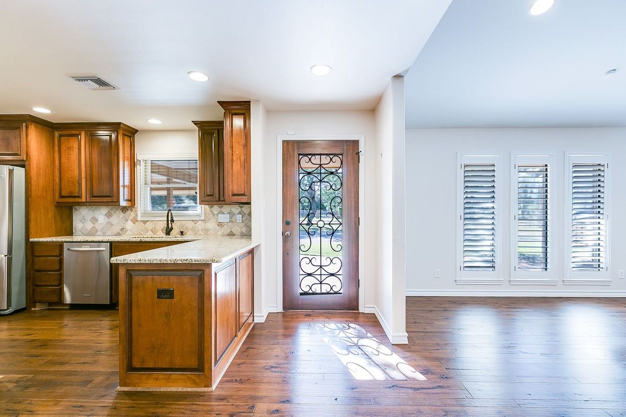 1642 La Villa Cir - Photo 7 of 33