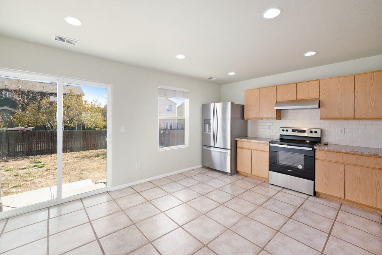 10120 Fairfax Ct - Photo 5 of 23