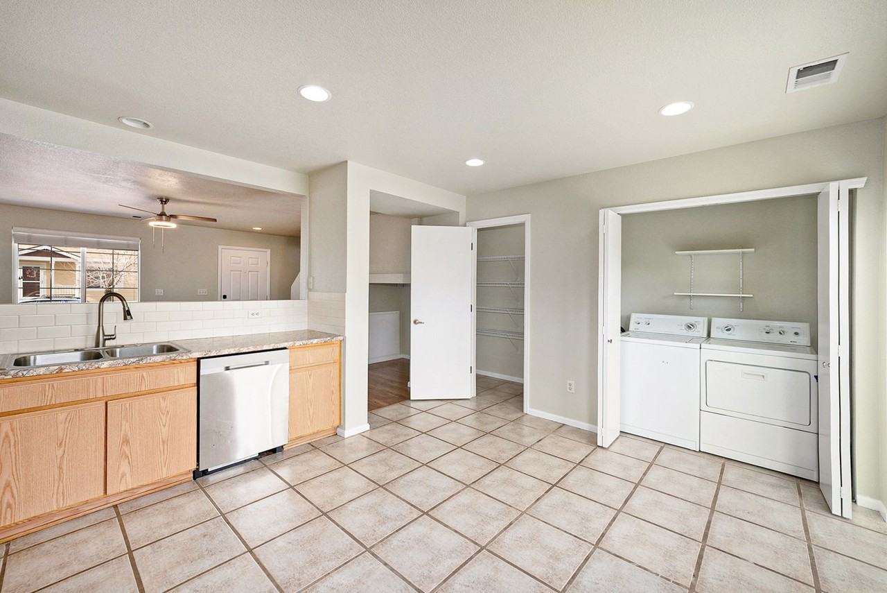 10120 Fairfax Ct - Photo 6 of 23