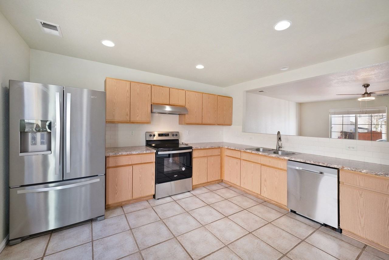 10120 Fairfax Ct - Photo 7 of 23