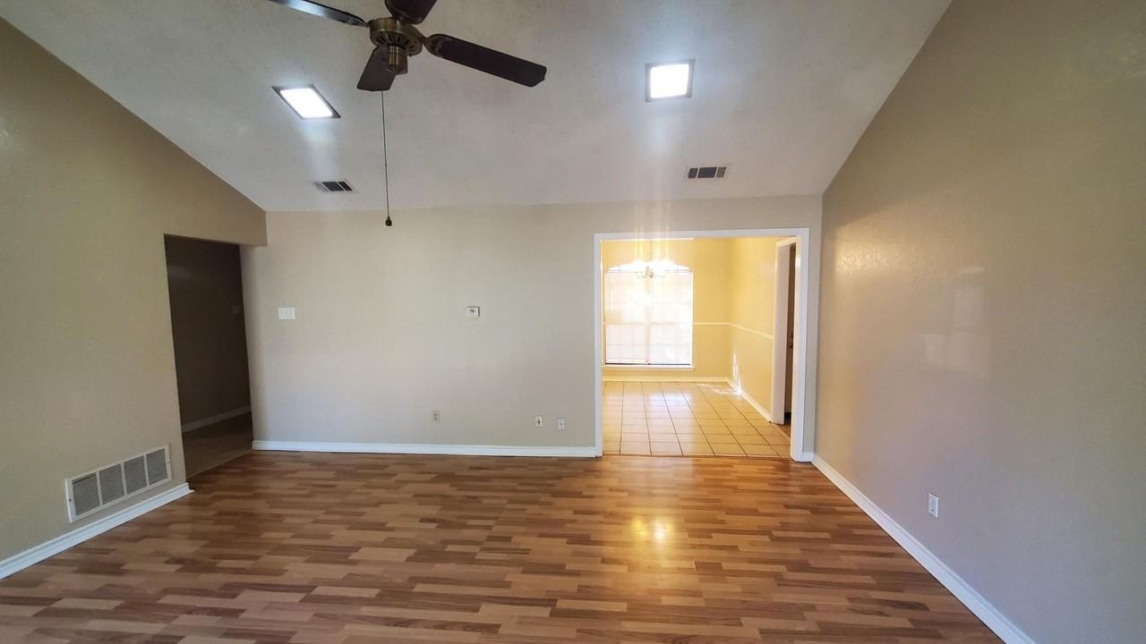 505 Pelican Ct - Photo 2 of 13