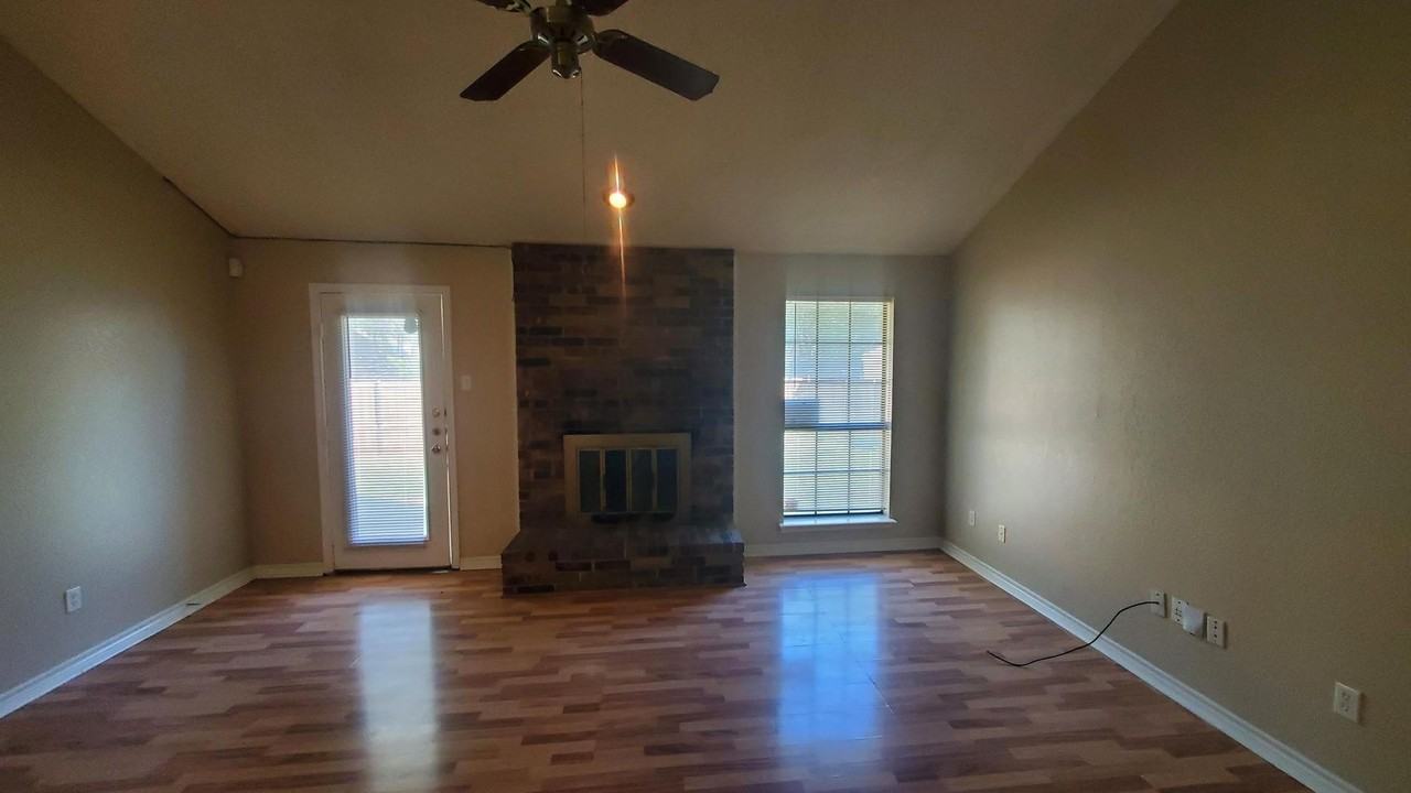 505 Pelican Ct - Photo 3 of 13