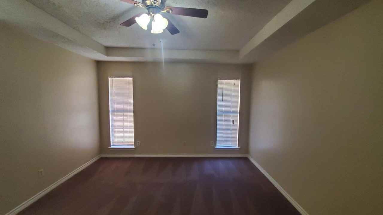 505 Pelican Ct - Photo 4 of 13