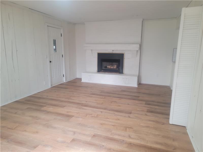 580 Oakridge Rd - Photo 2 of 10