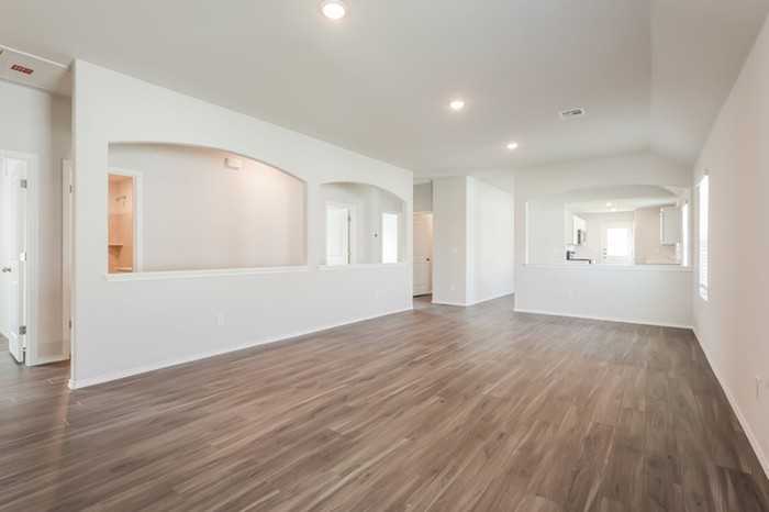 2504 Rosewood Ln - Photo 3 of 13