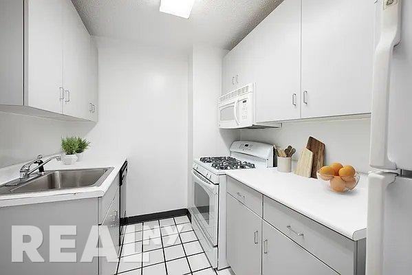 E 52nd St #17B - Photo 2 of 5