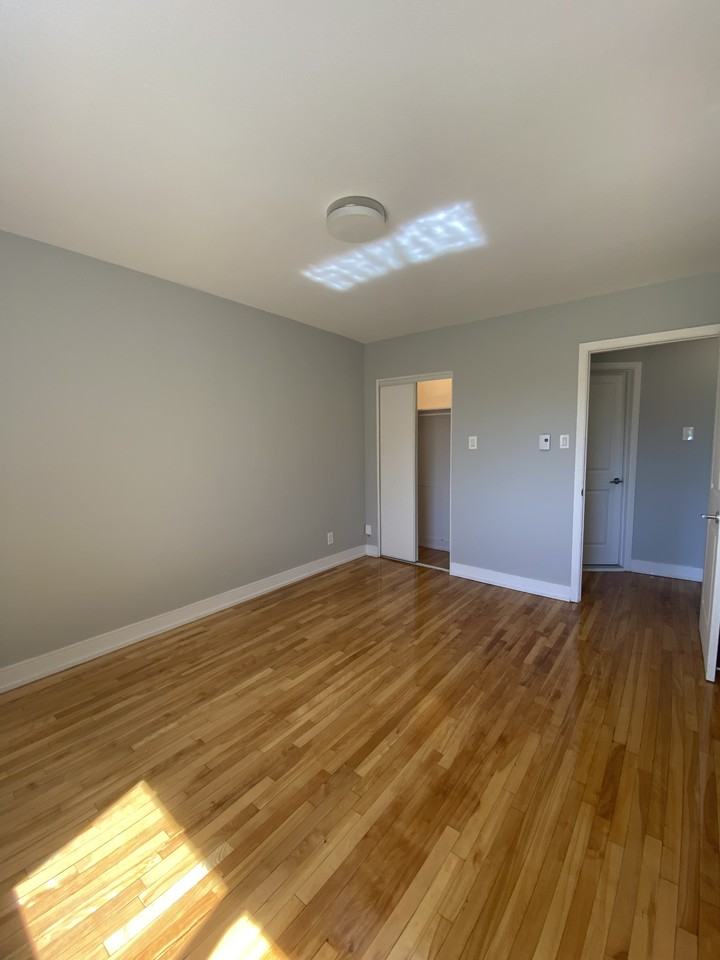 The 939-959 Côte-Vertu - Photo 2 of 8