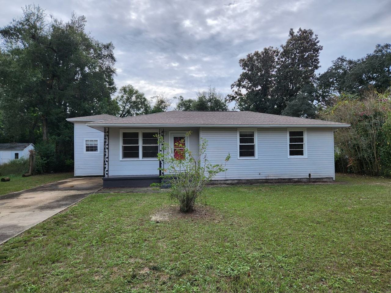 205 Henry St - Photo 4 of 30