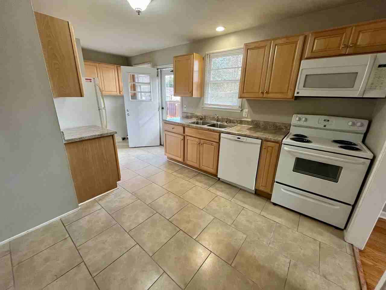 902 N Elam Ave - Photo 4 of 11