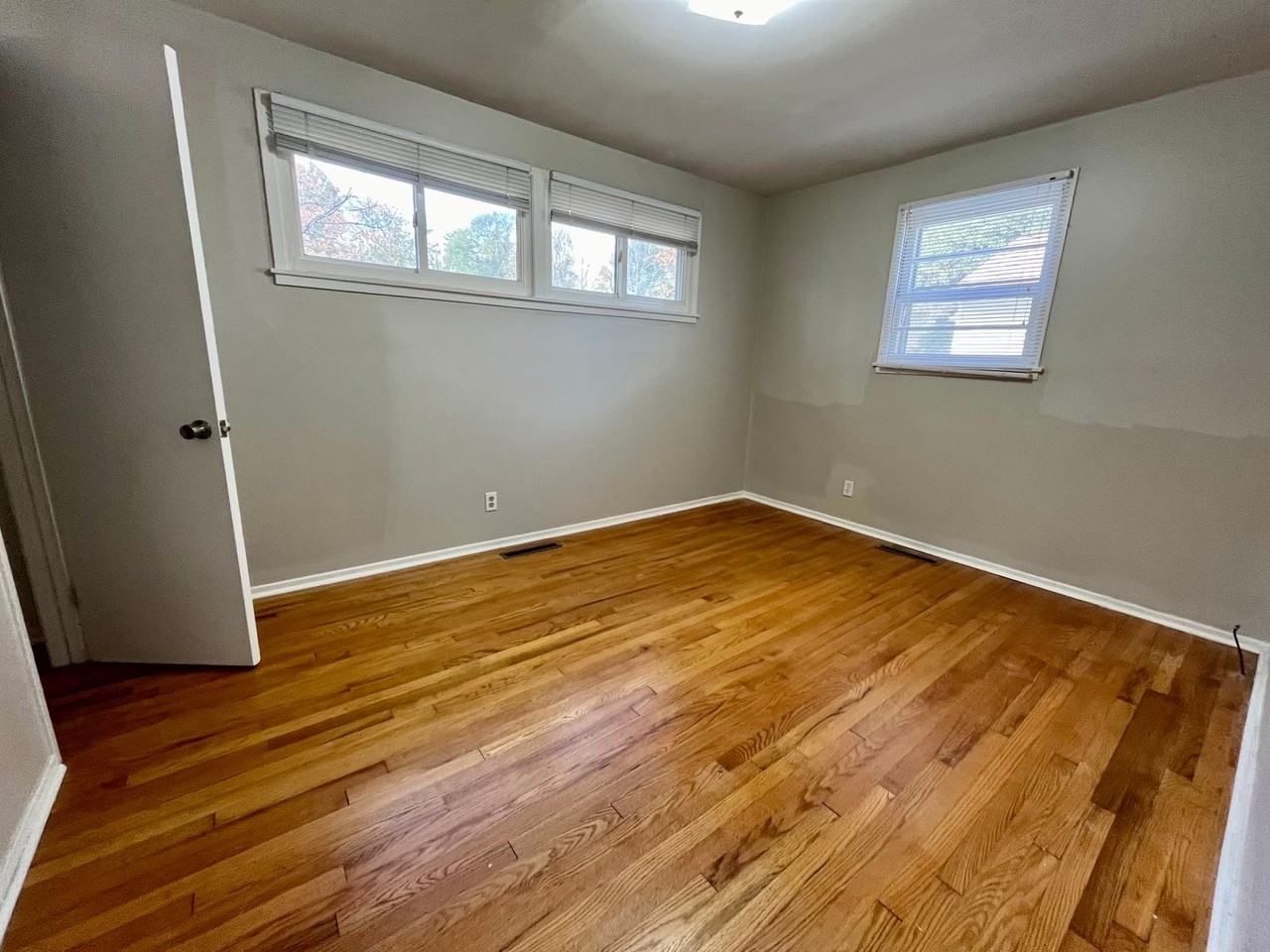 902 N Elam Ave - Photo 7 of 11