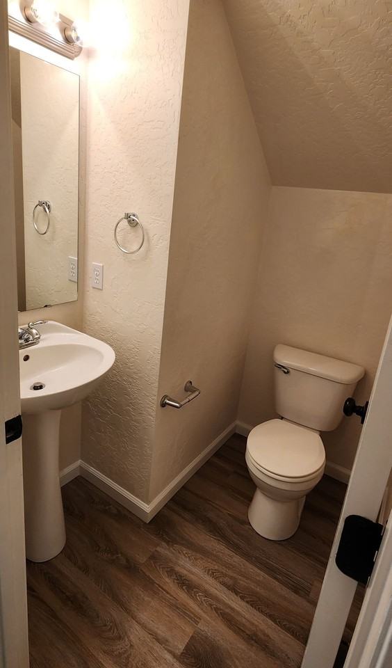 Beautiful 3 Bed, 2.5 Bath Duplex Homes - Photo 5 of 16