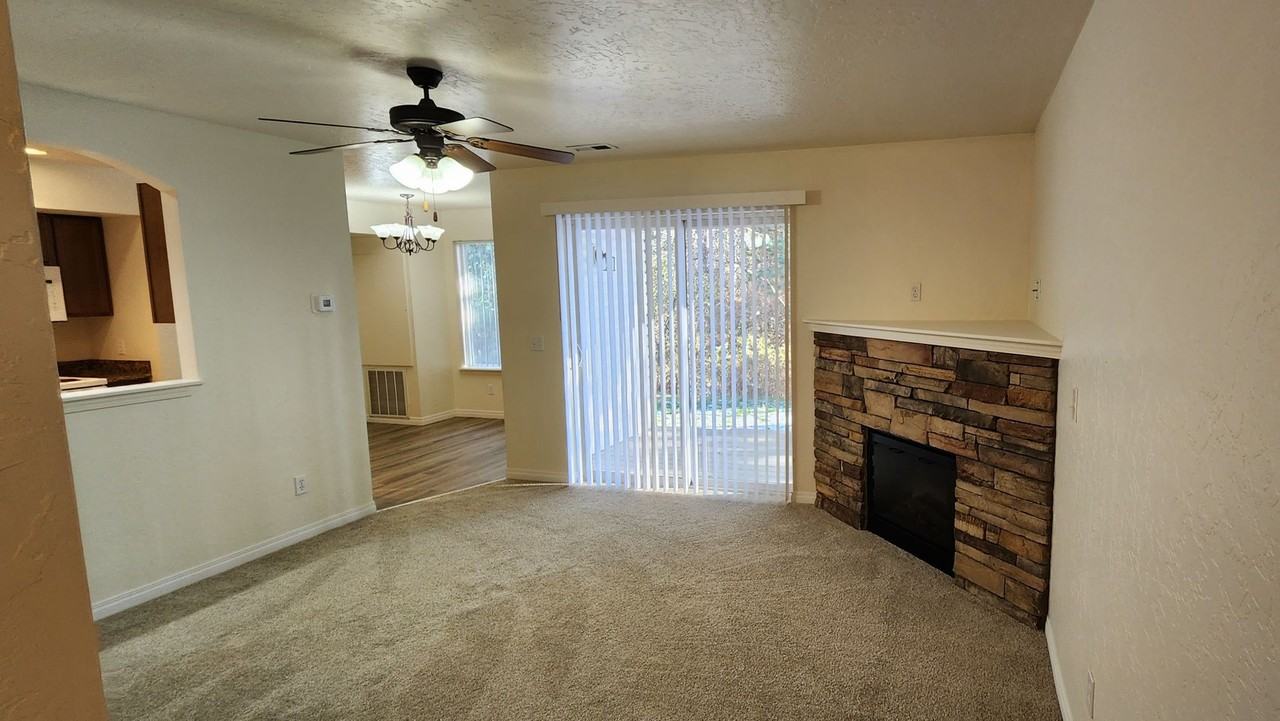 Beautiful 3 Bed, 2.5 Bath Duplex Homes - Photo 6 of 16