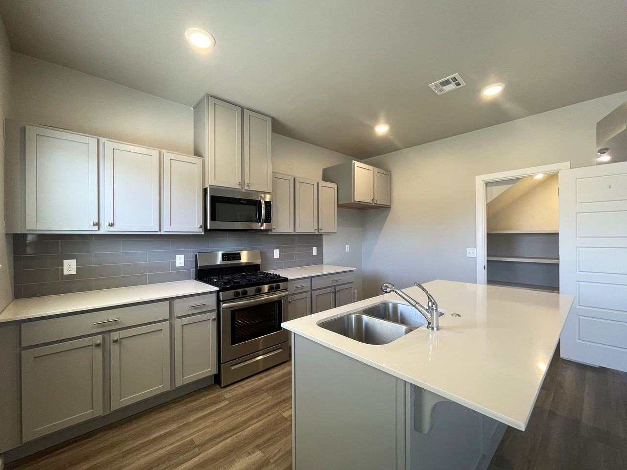 Blue Jacket DR Duplex~ OKC~ Thacker~ B(NMU) - Photo 3 of 18