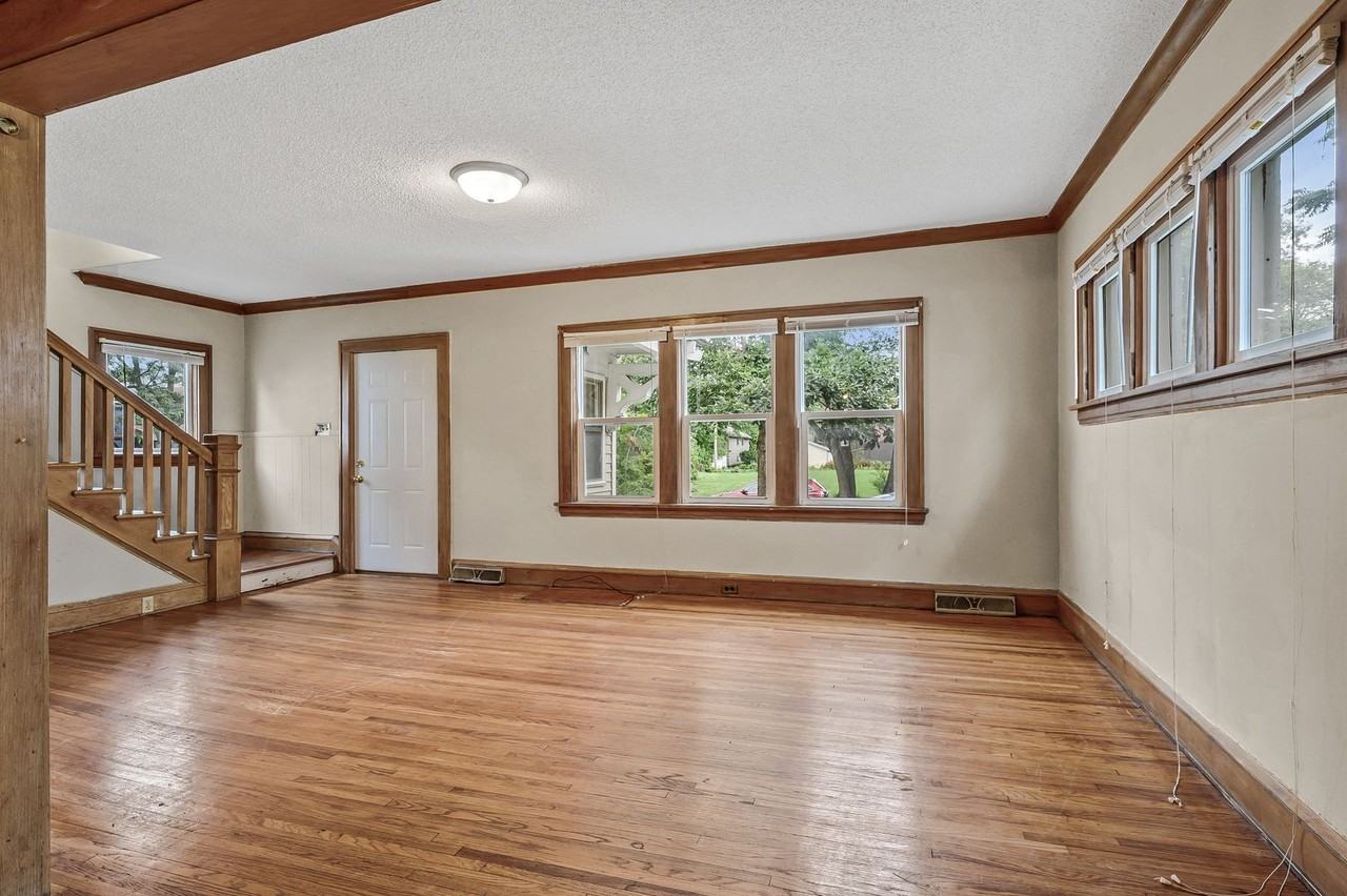 1027 17th Ave Se - Photo 3 of 19