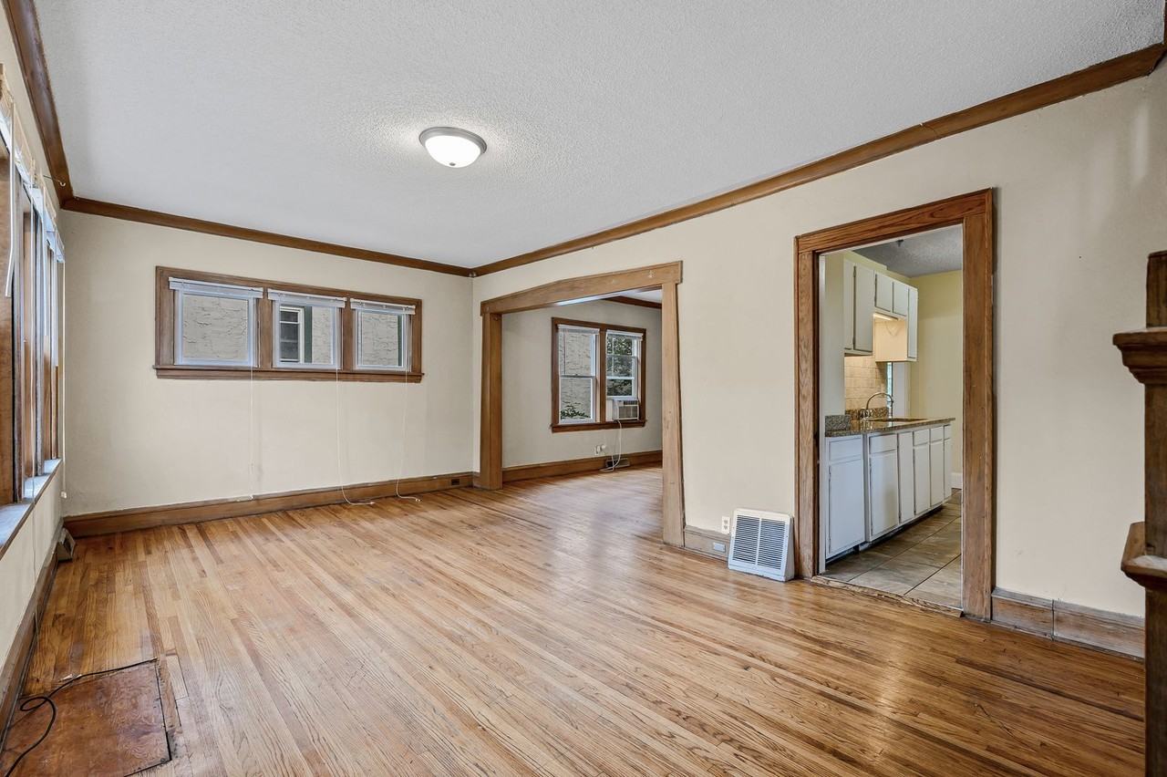 1027 17th Ave Se - Photo 4 of 19