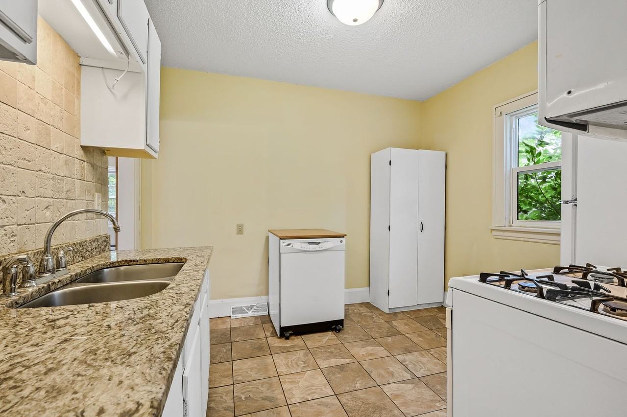 1027 17th Ave Se - Photo 7 of 19