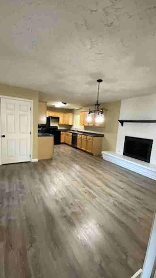 2555 Mountain View Dr - Photo 3 of 10