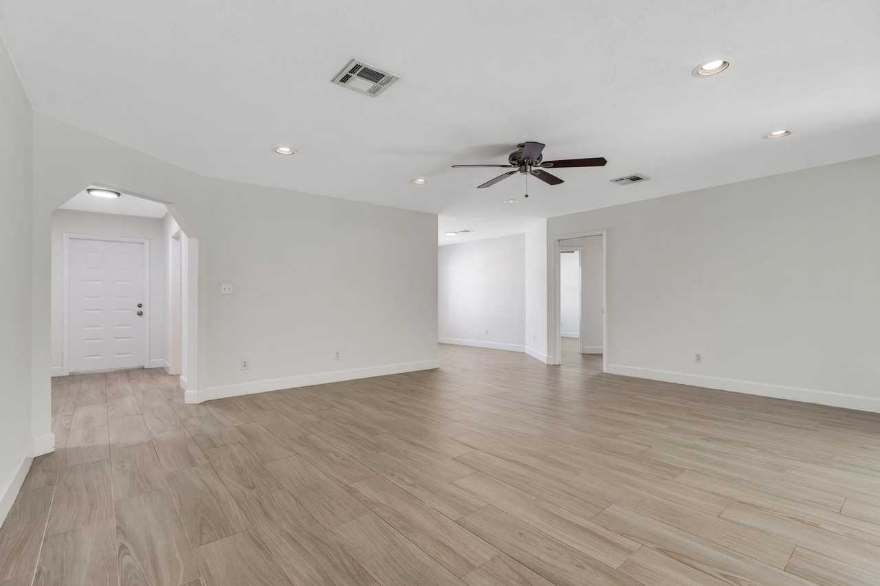 42 Willoughby Dr - Photo 3 of 43