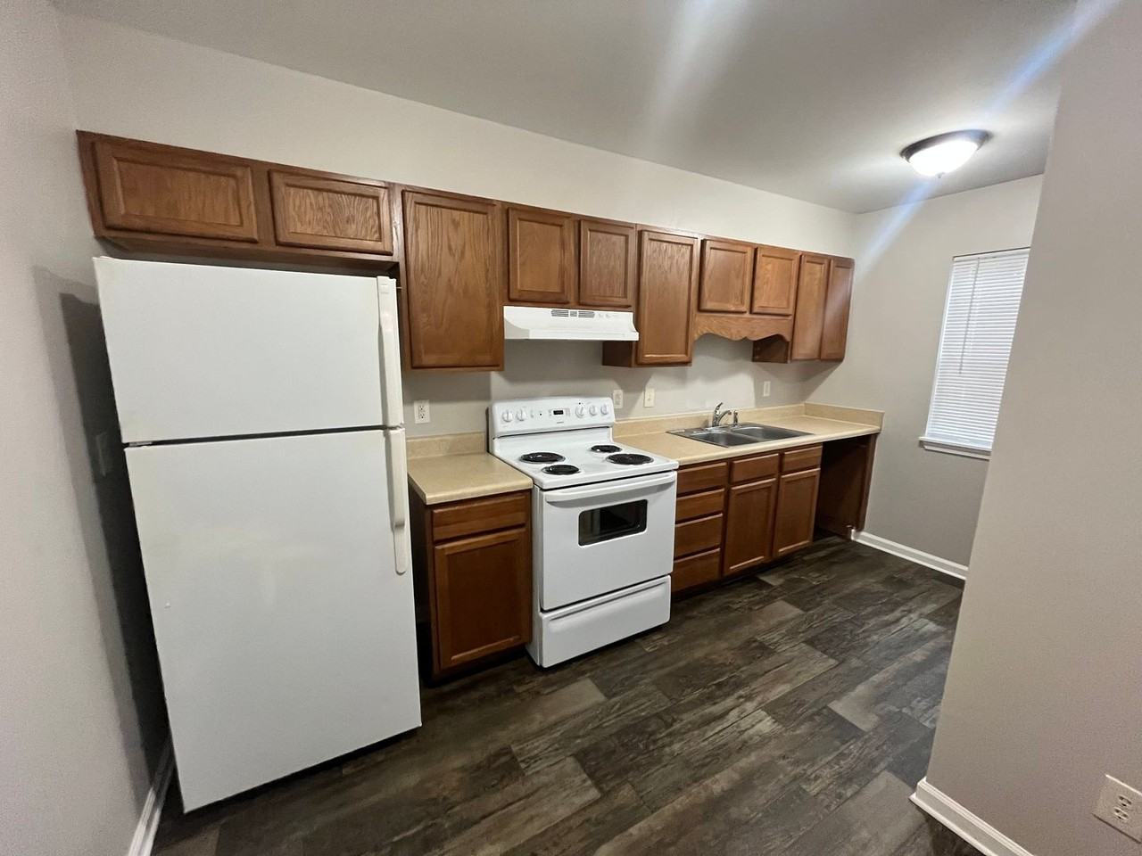 2912 Creekview Ct Apt D - Photo 3 of 17