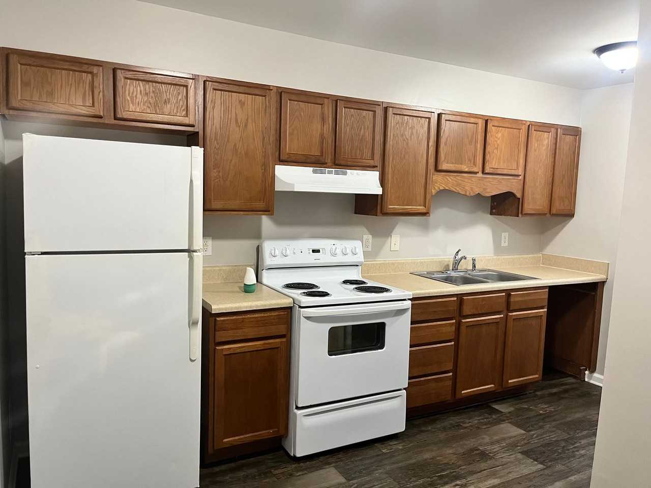 2912 Creekview Ct Apt D - Photo 4 of 17