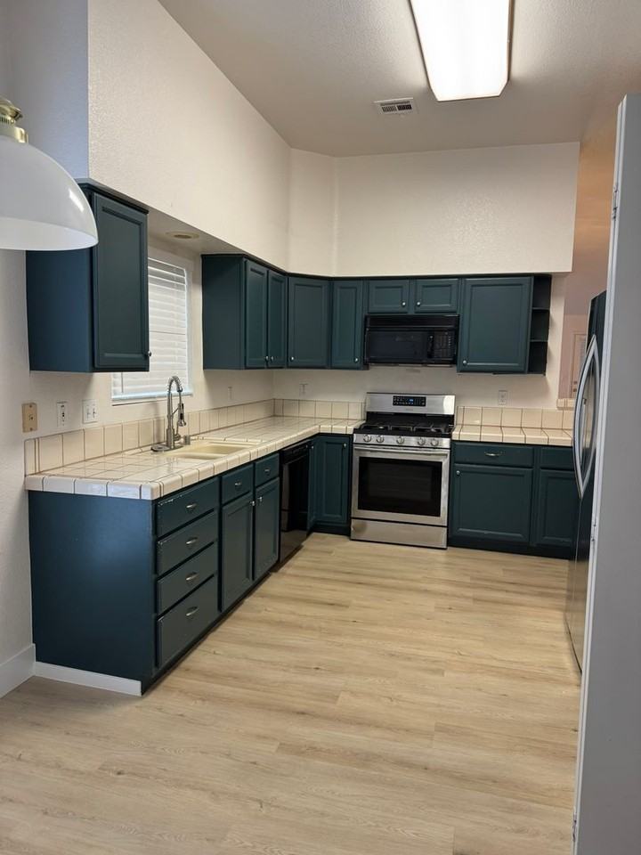 4821 Lawnwood Ct - Photo 2 of 10