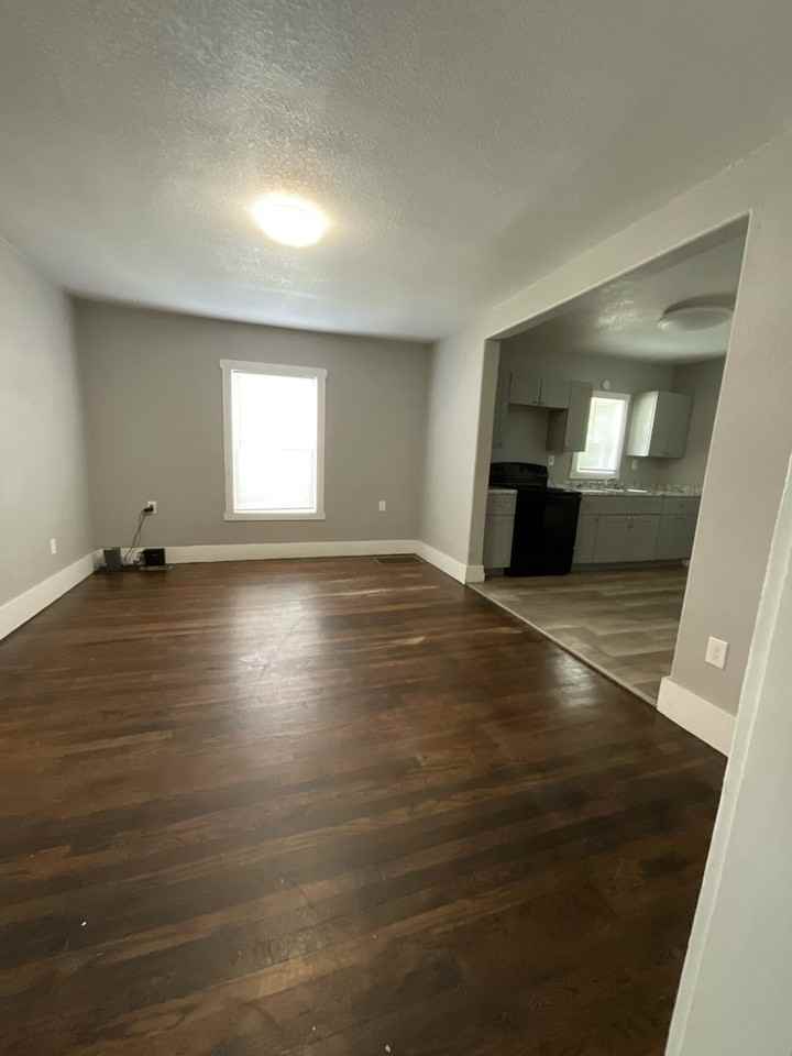 211 E Adams St - Photo 6 of 20