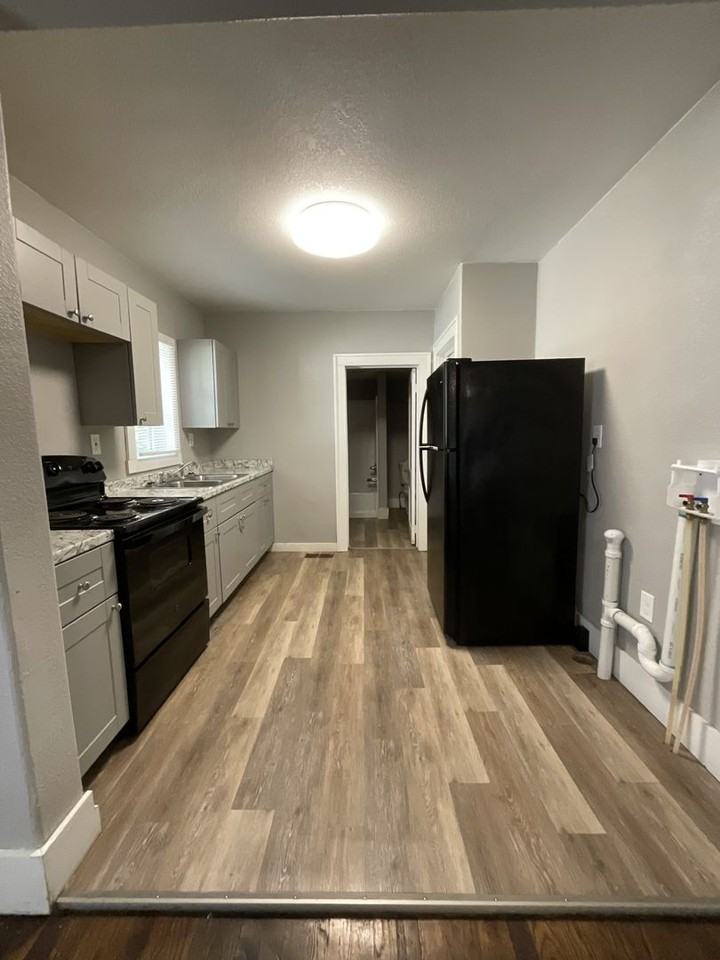 211 E Adams St - Photo 7 of 20