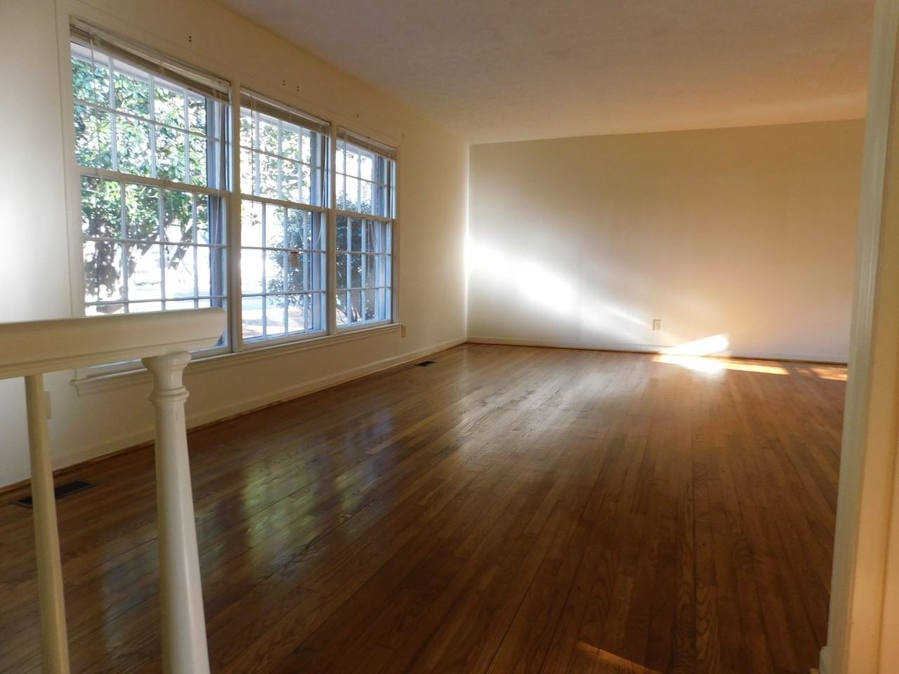 1305 Jones Cir - Photo 2 of 5