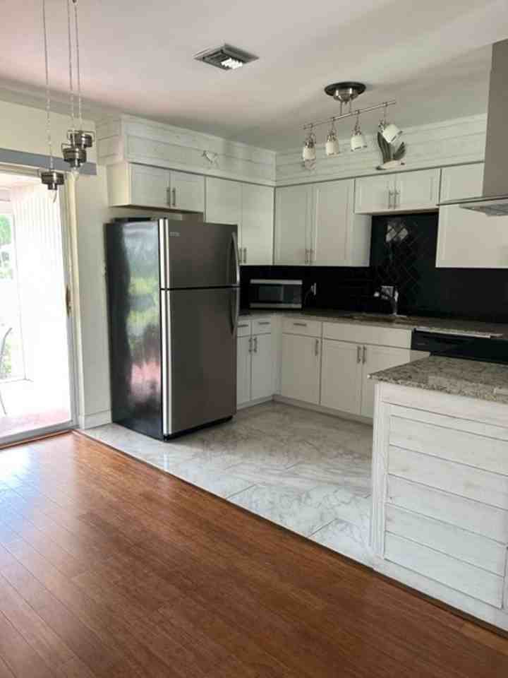 656 Palm View Dr #4 - Photo 5 of 15