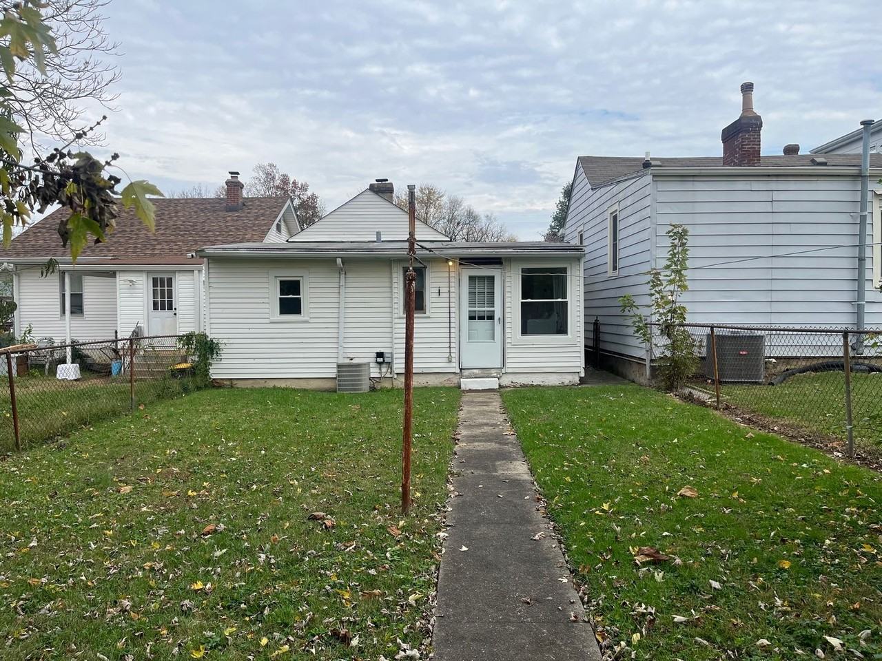 960 Charles St - Photo 2 of 13