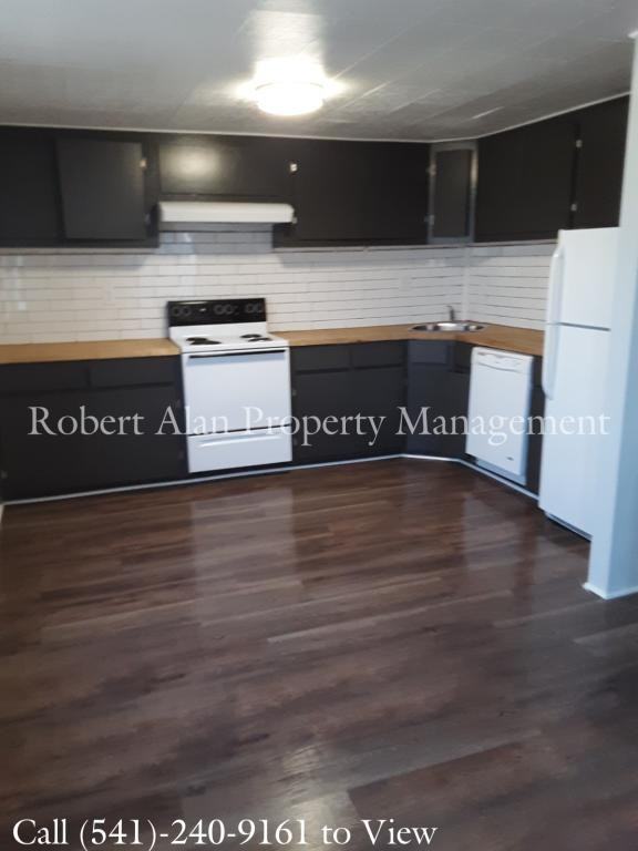 824 Sw 7th St - Photo 4 of 10