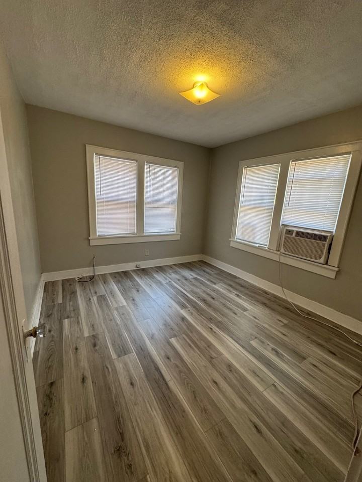 717 S Green St - Photo 3 of 7