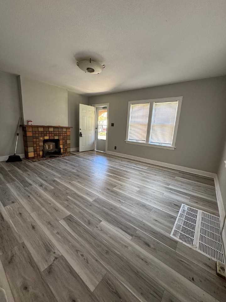 717 S Green St - Photo 5 of 7