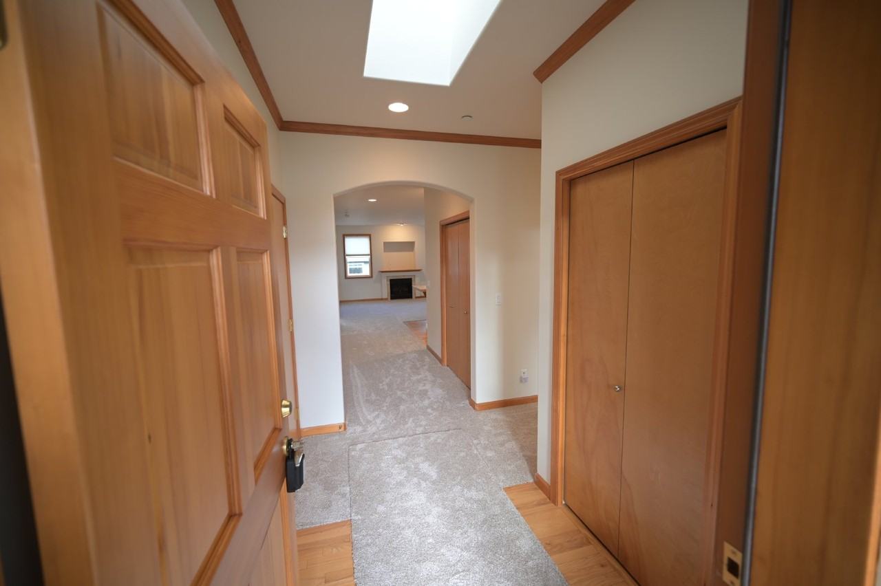 812 E Washington Pl - Photo 2 of 23