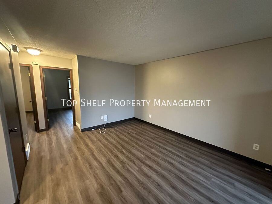 1615 Des Moines St - Photo 2 of 7