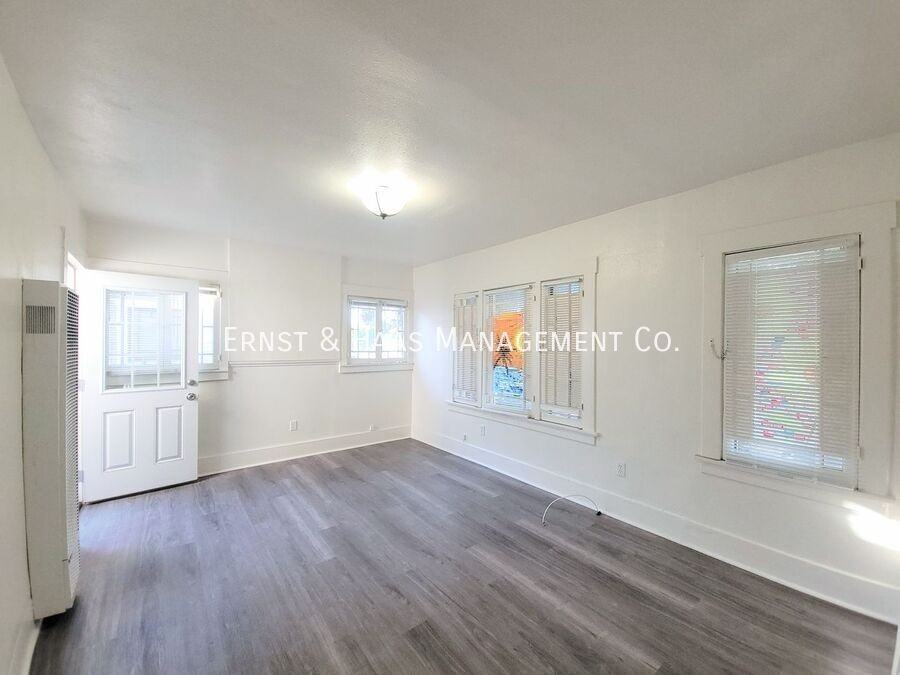 316 W 12th St - Photo 3 of 14