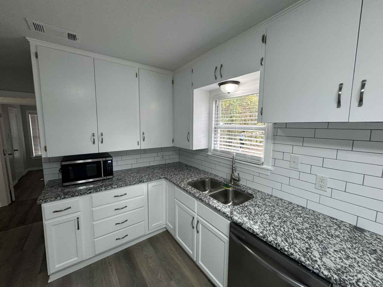 1320 N Travis St #NA - Photo 3 of 24