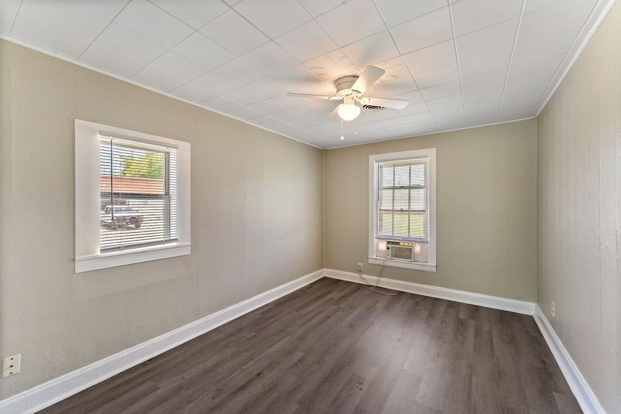 911 4th Ave N - Photo 2 of 9