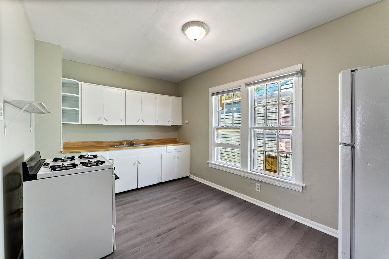 911 4th Ave N - Photo 4 of 9