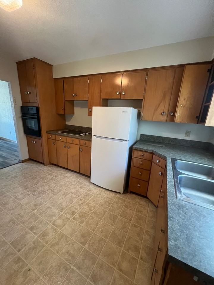 Marathon 913/915 24th St N - Photo 2 of 12