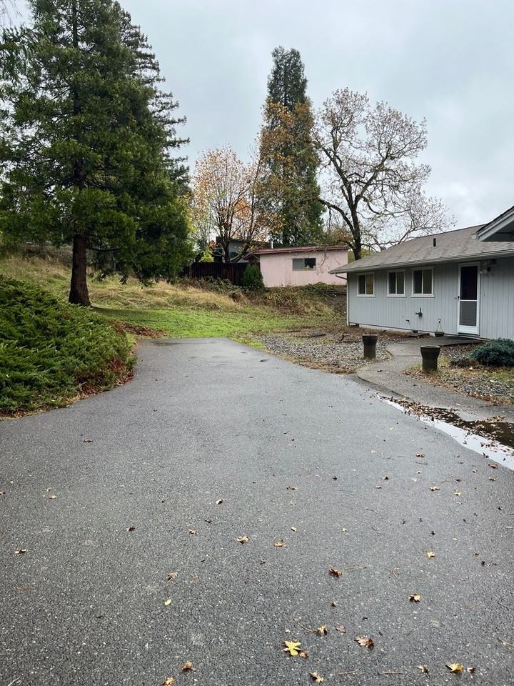 1005 Nw Orchard Dr - Photo 2 of 35