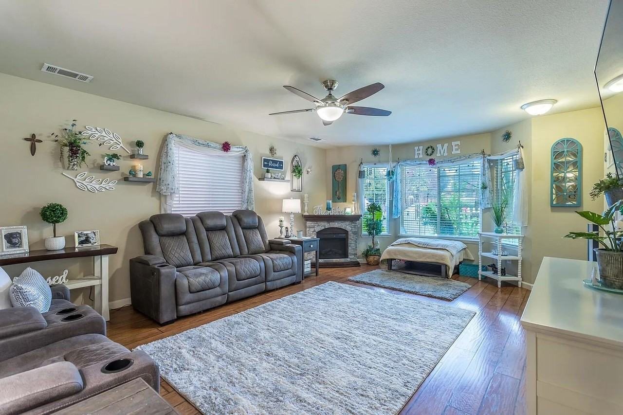 825 Jefferson Ct - Photo 2 of 9