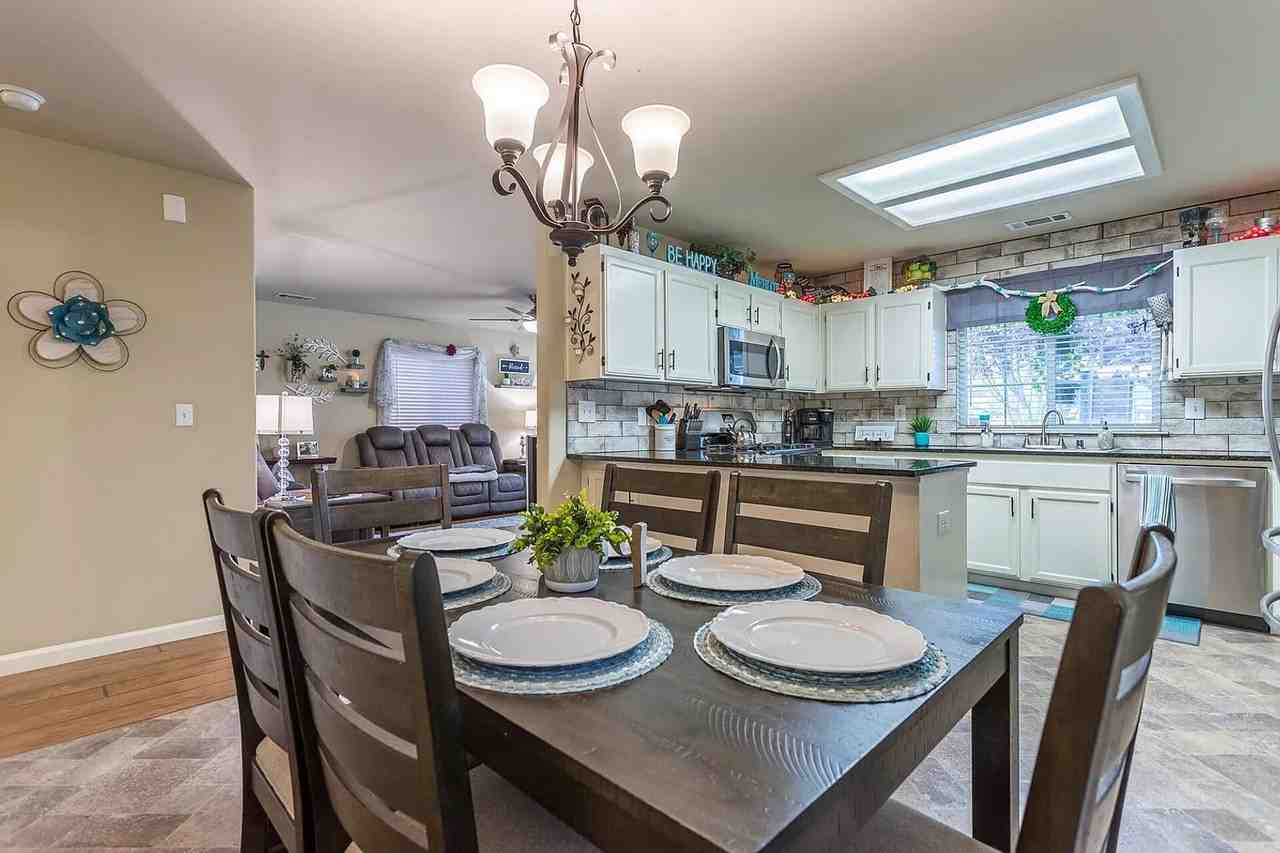 825 Jefferson Ct - Photo 3 of 9