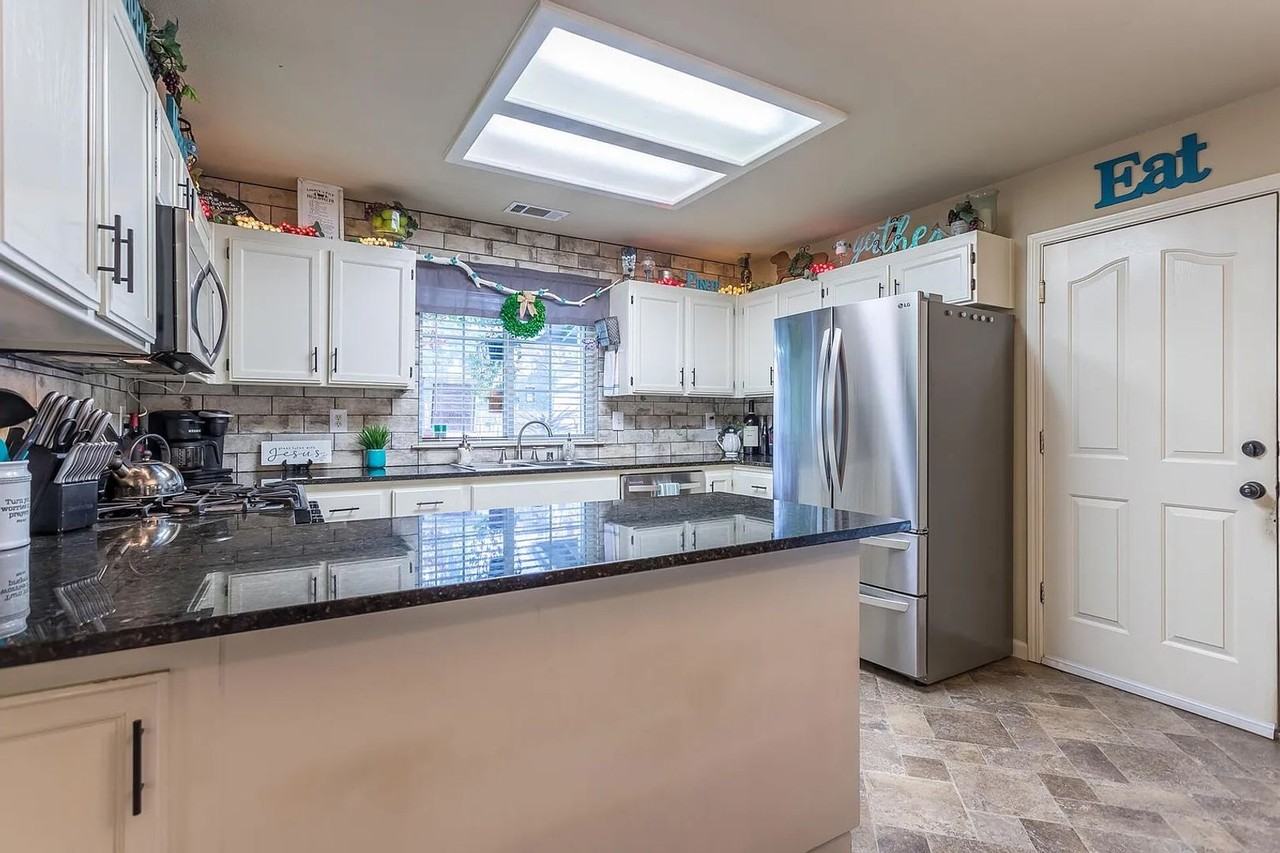 825 Jefferson Ct - Photo 4 of 10