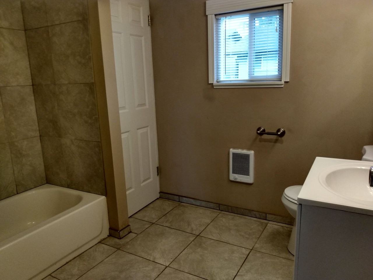 1008 Stockwell St - Photo 4 of 12