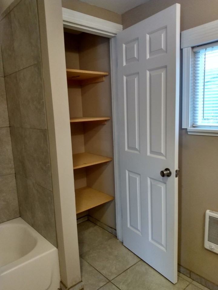 1008 Stockwell St - Photo 7 of 12