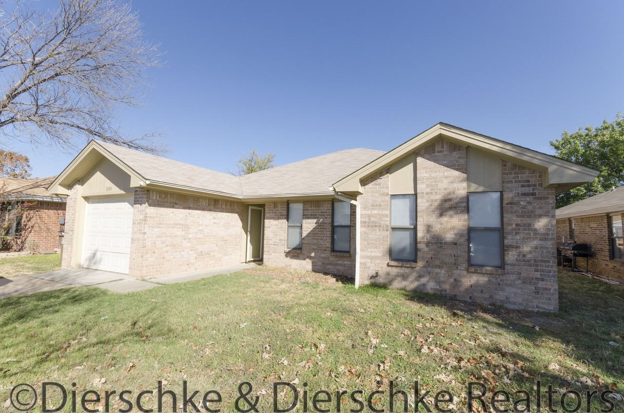 1360 Fox Hollow St - Photo 2 of 9