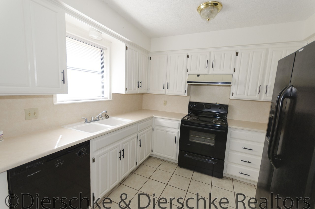 1360 Fox Hollow St - Photo 4 of 9