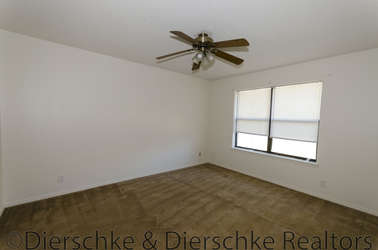 1360 Fox Hollow St - Photo 5 of 9